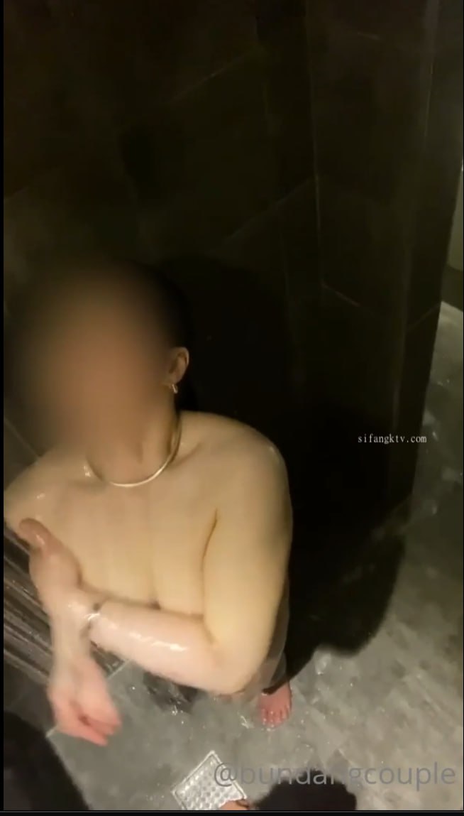 2个妹子一起玩弄沙发和床上分别玩弄